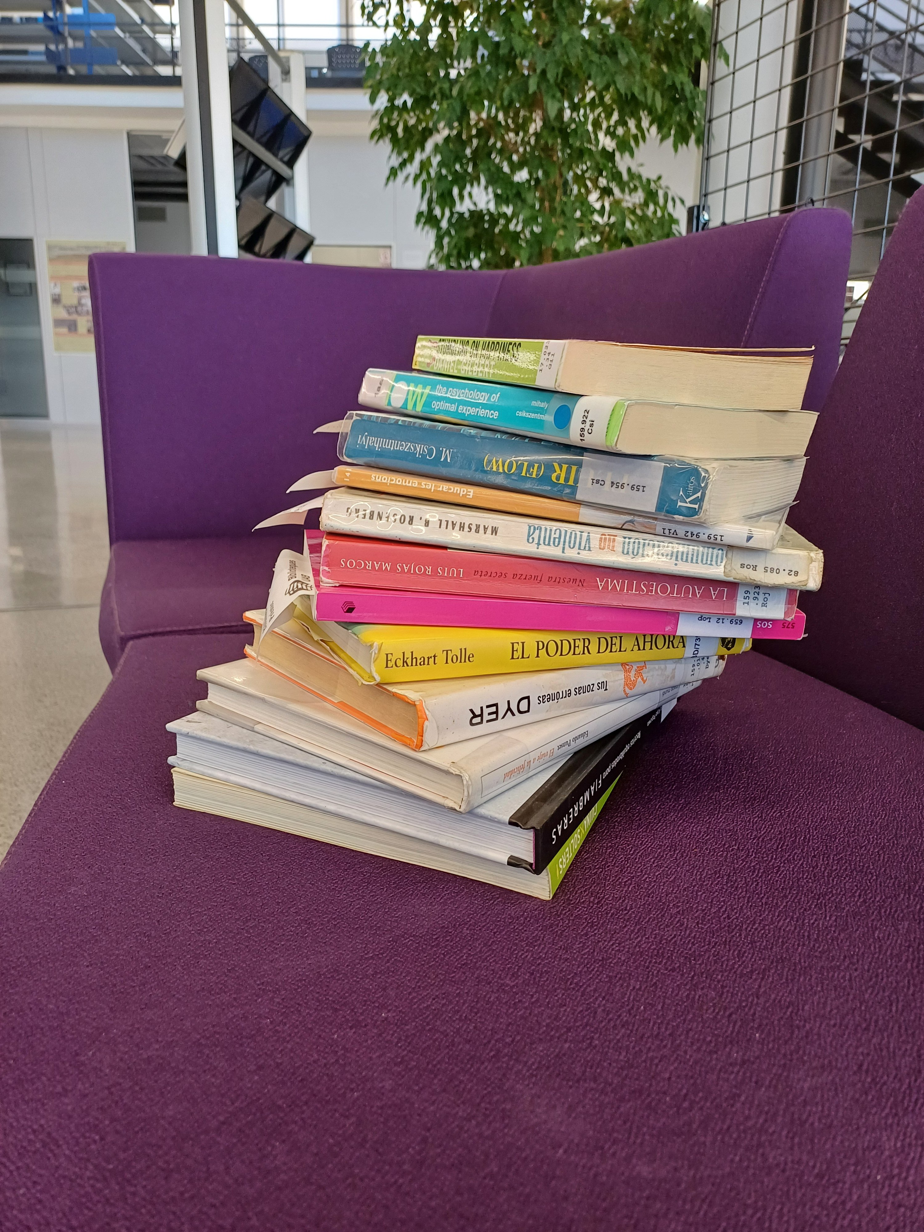 pila de llibres sobre benestar emocional
