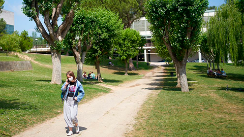 Imatge d'una noia passejant per l'espai verd de la Plaça Cívica