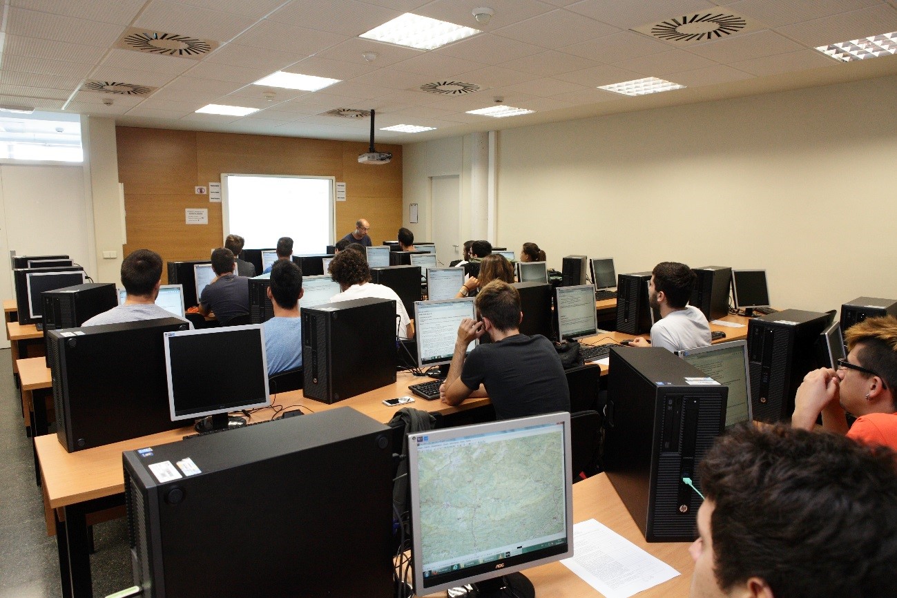 Estudiants de Lletres als ordinadors de la Facultat