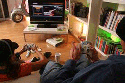 Jugar a videojocs on line en grup preveu l'addicció