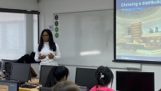 Professora Anna-Arthur Amissah, de la UCC Ghana imparteix una classe a Direcció Hotelera