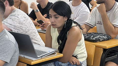 Noia amb l'ordinador a l'aula
