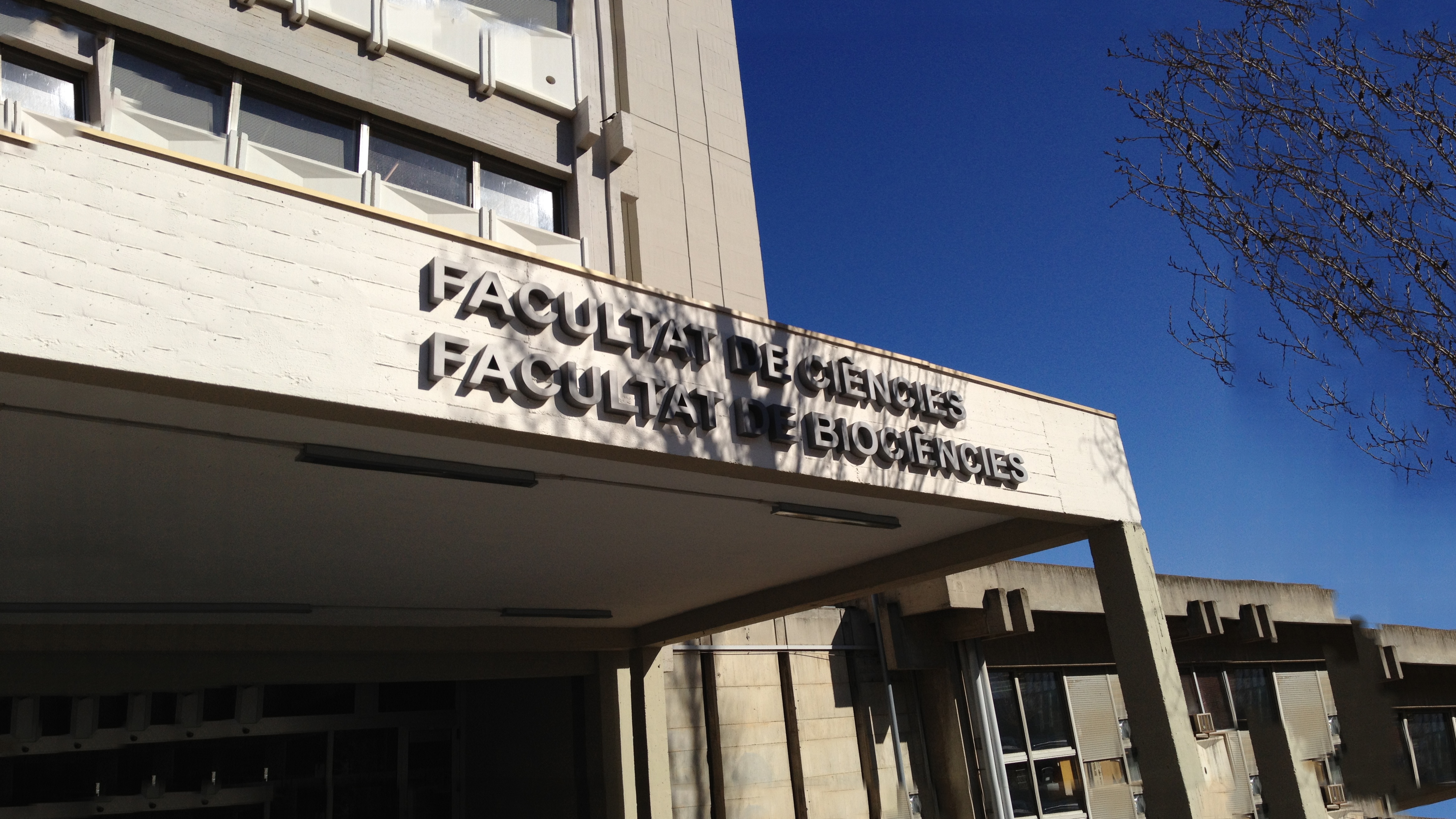 Entrada Sud de la Facultat de Biociències