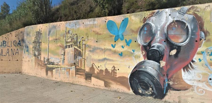 Graffiti contra la cimentera de Montcada i Reixac realitzat pels veins.