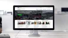 Ordinador amb pàgina web a la pantalla