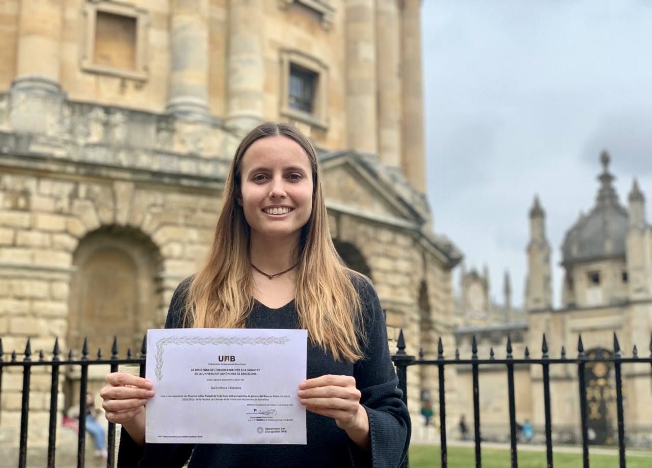 Gal·la Mora, guanyadora del premi, ensenyant el diploma davant la Universitat d'Oxford.