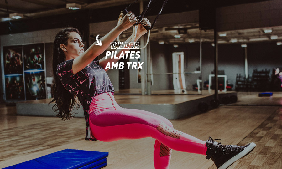 Noia practicant pilates en suspensió