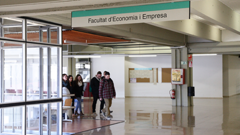 Estudiants a la Facultat Economia