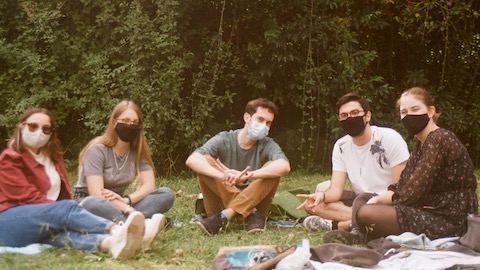 Un grup d'estudiants passen l'estona asseguts a la gespa.