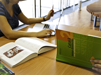 imatge llibre i portàtil