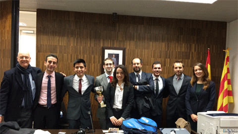 L'equip de la Facultat de Dret de la UAB, amb els seus preparadors i els membres del jurat