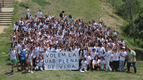 Foto de grup, en acabar la jornada de visita al campus.