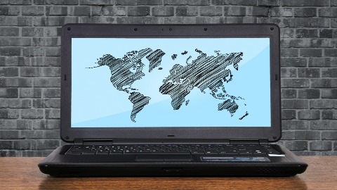 Ordenador portátil con el mapa del mundo dibujado en la pantalla