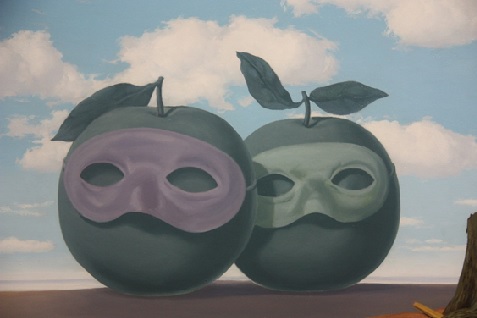Dues pomes amb màscara, fons cel i núvols
