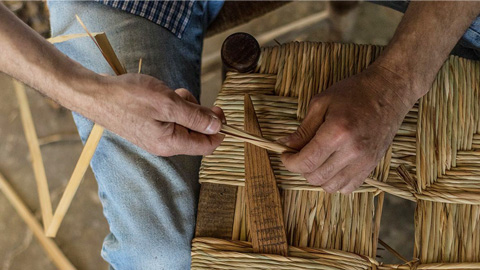 Home realitzant una cadira
