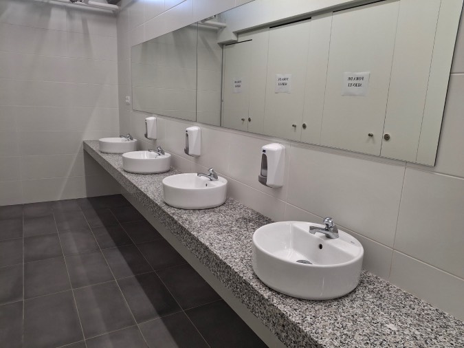 Imatge dels nous lavabos de la Facultat