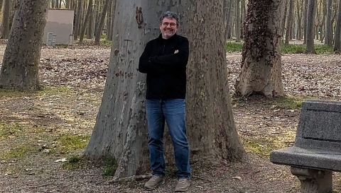 El coordinador del Màster en Teledetecció, Xavier Pons, posa davant l'arbre més alt de Catalunya
