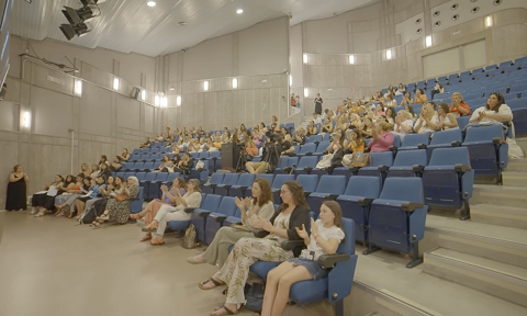 Dones gitanes escoltant aplaudint al auditori