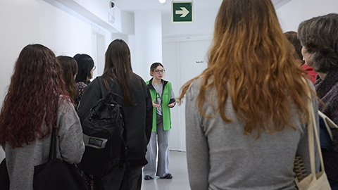 Una estudiant de pràctiques de suport a la promoció dels estudis realitzant una visita al centre