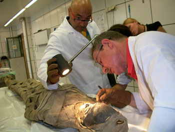 Daten la presumpta mòmia egípcia del Museu Darder de Banyoles