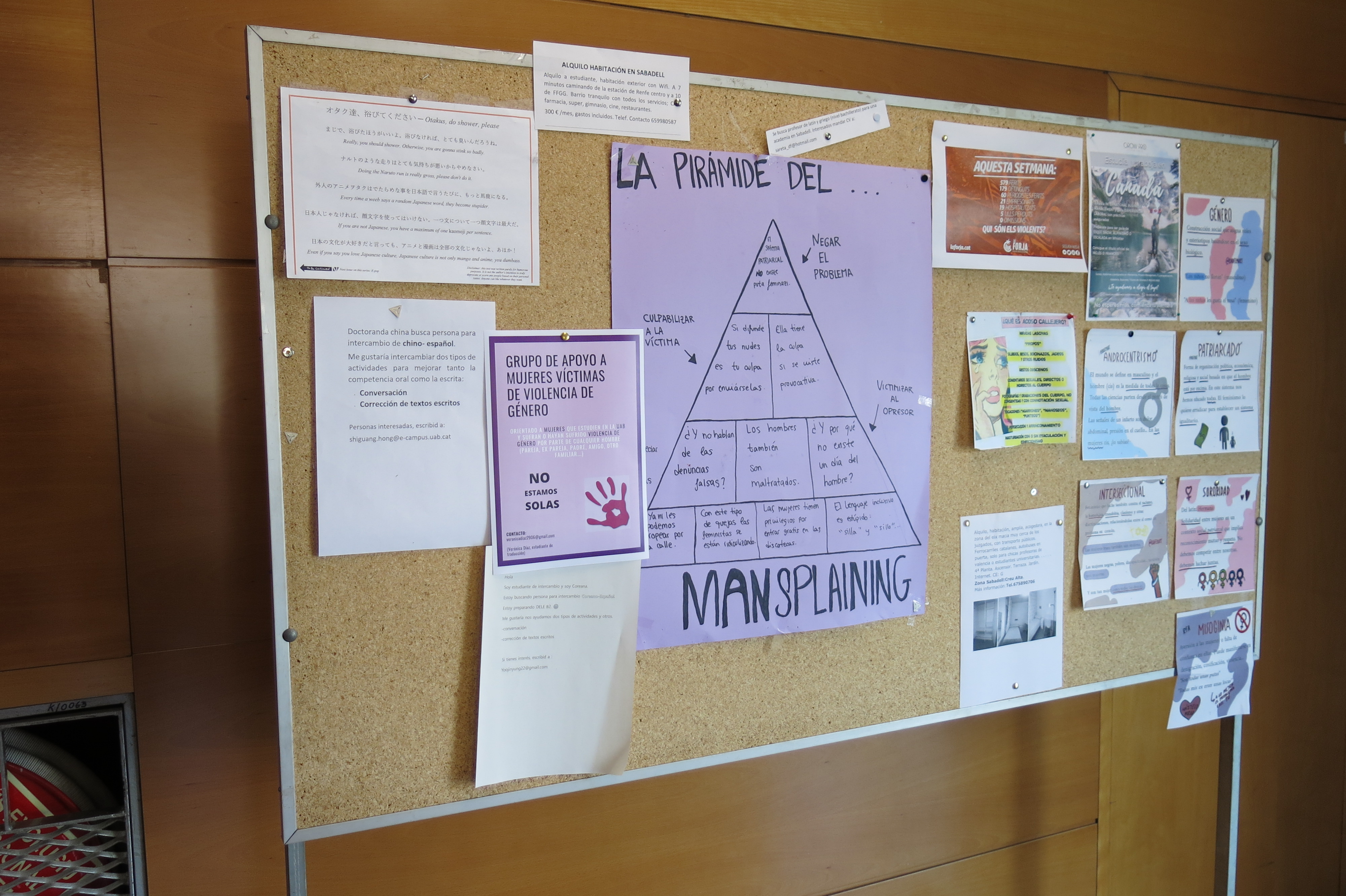 Carteles feministas en la FTI