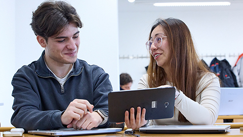 Alumnes amb una tablet