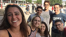 Estudiants a la gimcana de l'Escola