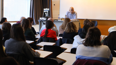 Kayed Hammad donant la conferència a la Facultat de Traducció i Interpretació
