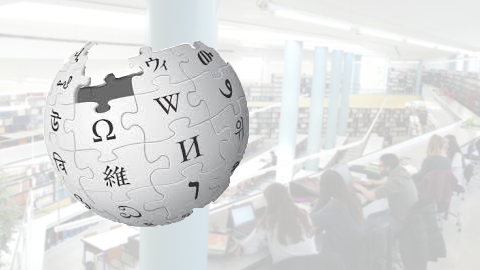Logo Viquipedia i una biblioteca de la UAB