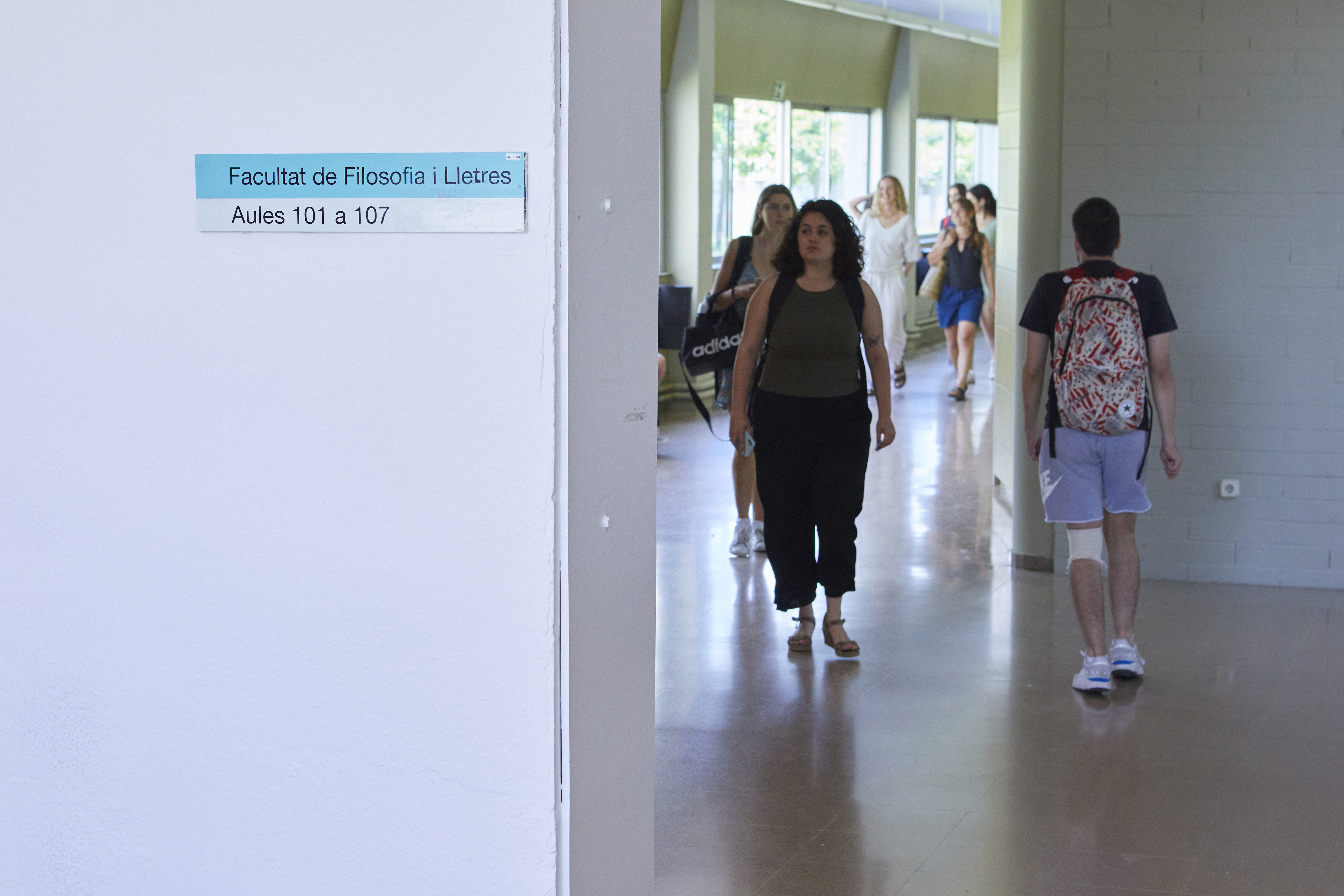 Fotografia dels passadissos de la Facultat plens de gent