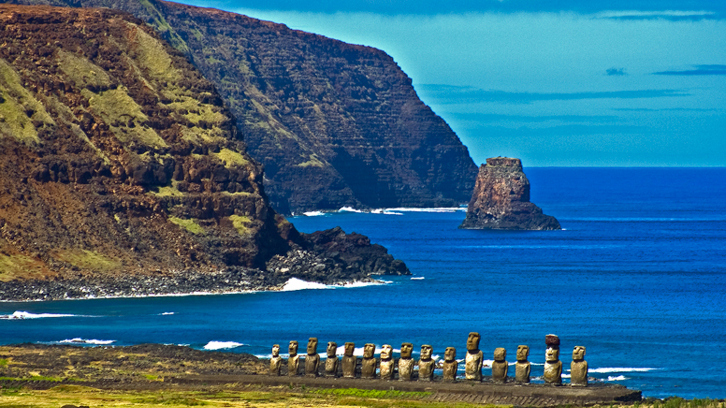 Penya-segats de l'Illa de Rapa Nui amb moais en primer pla.