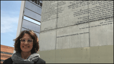 Inauguració del mural amb el poema d'Anna Aguilar-Amat