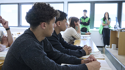 Estudiants atents a una xerrada