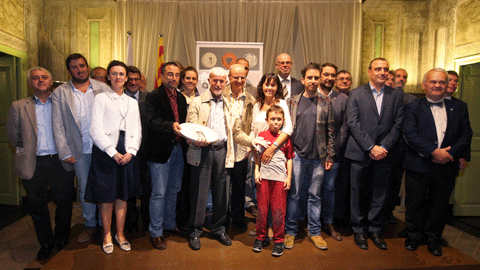 Foto de grup de l'acte de lliurament dels premis Memorial Àlex Seglers