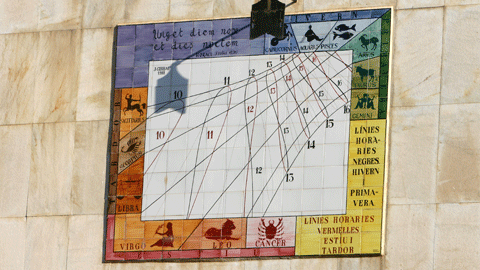 Rellotge de sol a la façana de les facultats de Ciències i de Biociències