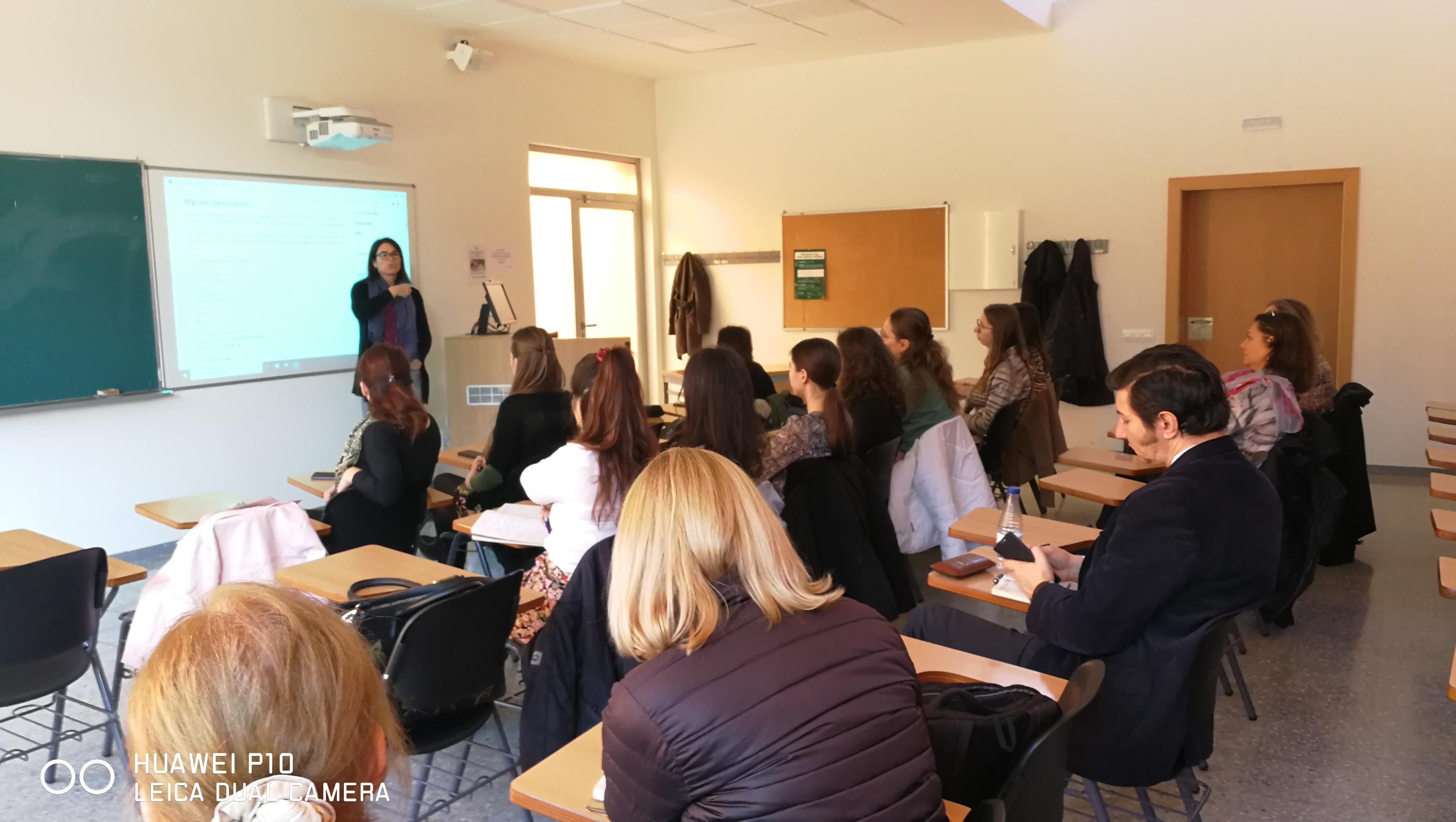Presentació visual als visitants de Bucarest a un aula de la Facultat