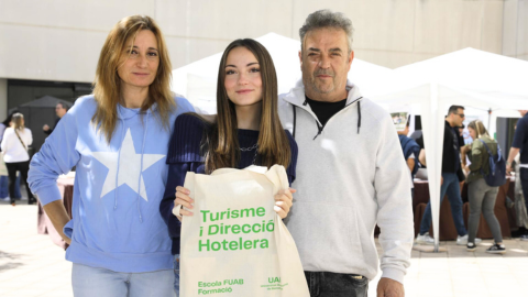 Família formada per un pare, una mare i una filla visiten el Campus