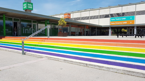 Escales de la Plaça Cívica pintades amb els colors LGTBI