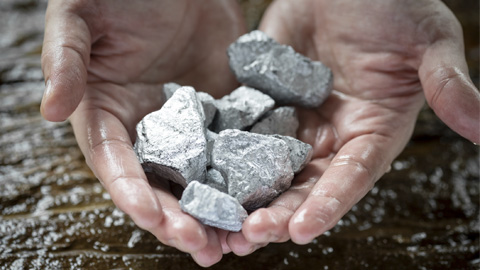 Mans amb minerals de plata, platí i de terres rares