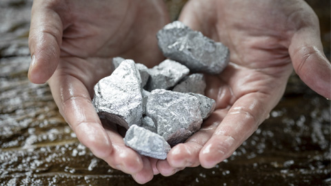 Manos con minerales de plata, platino y tierras raras