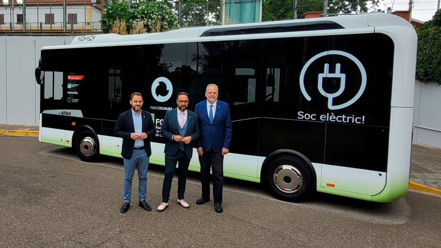 Nou bus elèctric, amb el rector de la UAB, el conseller de Territori i l'alcalde de Cerdanyola