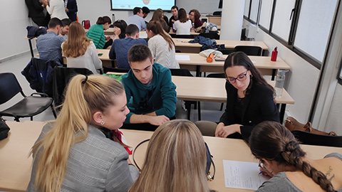Estudiants durant la dinàmica de grup organitzada pels representants de Condes Hotels Barcelona