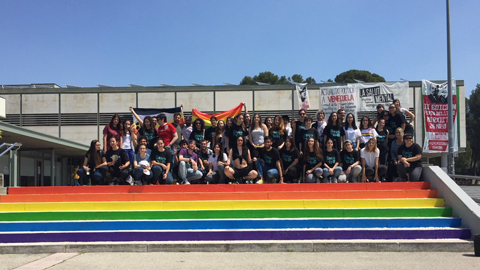 Pintada de la bandera LGTBI a les escales de la Plaça Cívica