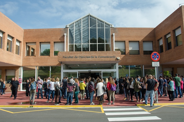 facultat amb gent exemple