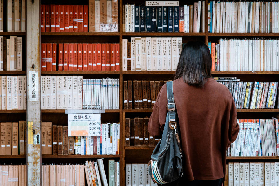 Una noia a una biblioteca