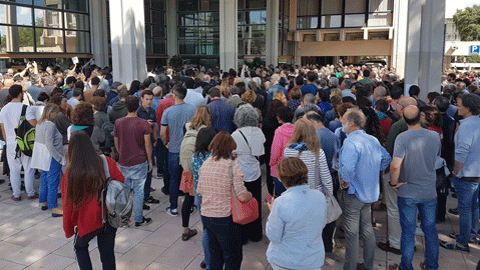 La comunitat universitària es concentra en rebuig a la repressió política