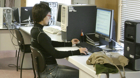 Noia treballant amb un ordinador