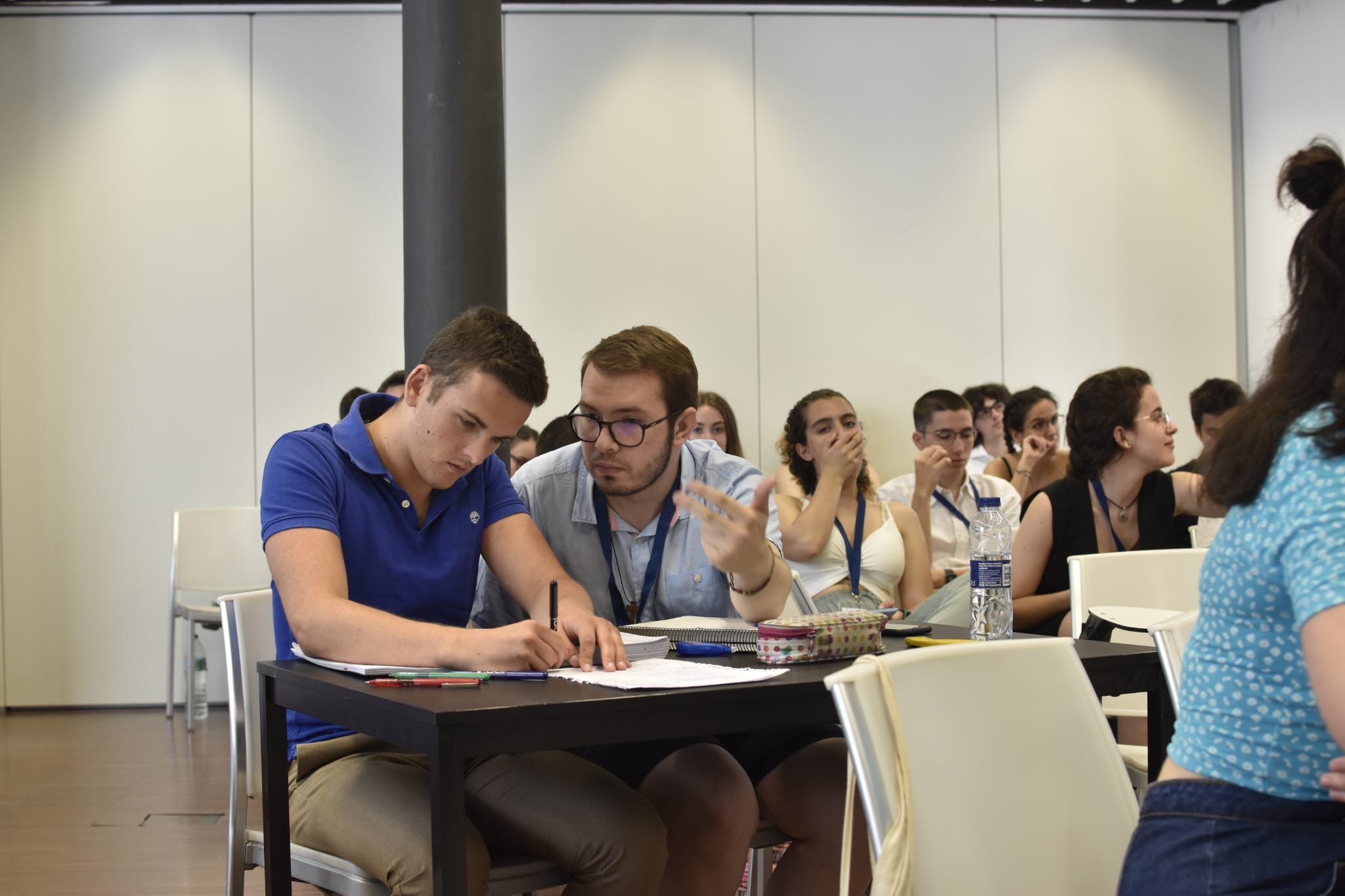 Membres del Grup d'Argumentació i Debat debatent
