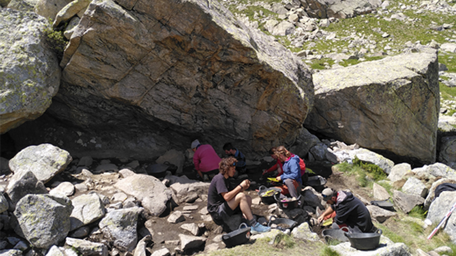 Trabajos de excavación en el abrigo del Portarró