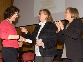 Alícia Granados, presidenta del Consell Social, lliura el premi Sinergia Educativa 2011
